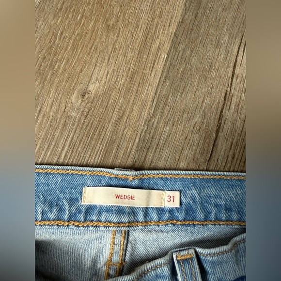 Levi’s Wedgie Hi Rise Denim Jeans Straight Distressed Hem Light Wash Size 31 27 - Picture 7 of 9
